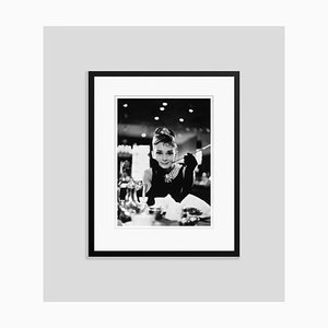 Audrey Hepburn Archival Pigment Print Gerahmte in Schwarz