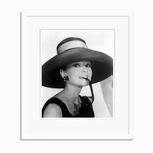 Audrey Hepburn Archival Pigment Print in Weiß gerahmt