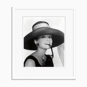 Impresión Audrey Hepburn Archival Pigment enmarcada en blanco