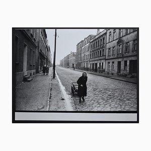 Elder Woman Walking The Street mit ihrem Handwagen von Rolf Gillhausen, 1940er