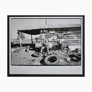 Homme du Mississippi assis devant sa cabane par Rolf Gillhausen, US, 1960s