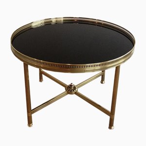 Mesa de centro francesa estilo neoclásico redonda de latón con tablero lacado en negro, años 40