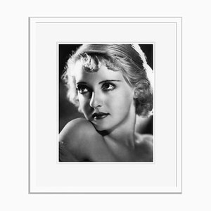 Bette Davis Eyes Archival Pigment Print in Weiß von Alamy Archives gerahmt