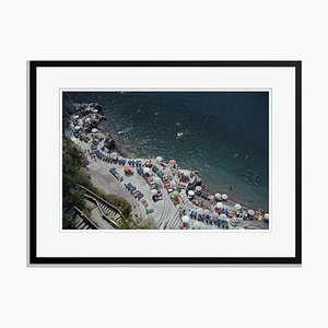 Reproducción Positano Beach Oversize Archival Pigment enmarcado en negro de Slim Aarons