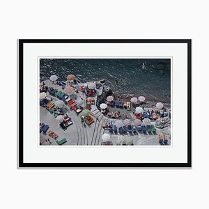 Affiche Positano Beach Pigment d'Impression Encadrée en Noir par Slim Aarons