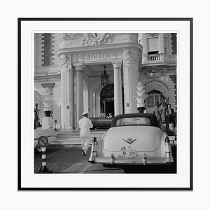 Imprimé Gélatine à la Fibre Argentée The Carlton Hotel Encadrée en Noir par Slim Aarons