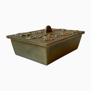 Caja Art Déco de bronce con flores en relieve, años 30