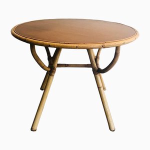 Mesa de centro francesa pequeña redonda de ratán con tablero de madera, años 70