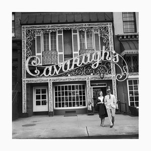 Cavanagh's Silver Fiber Gelatine Druck in Schwarz von Slim Aarons