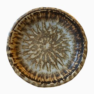 Plato de gres esmaltado en gris pardo de Gunnar Nylund para Rörstrand, años 60