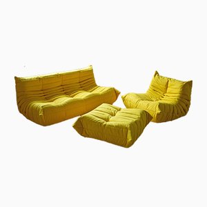 Sillón Togo de microfibra en amarillo, puf y sofá de tres plazas de Michel Ducaroy para Ligne Roset. Juego de 3