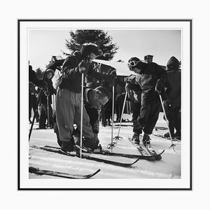 Stampa Helping Hand a forma di gelatina in fibra d'argento con cornice nera di Slim Aarons