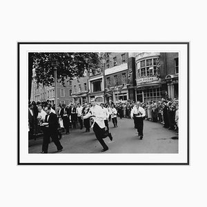 Imprimé Gélatine Soho Waiters Race Encadré en Fibre Argenté Noir par Slim Aarons