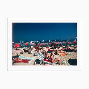 Estampado Beach on St. Tropez Oversize C enmarcado en blanco de Slim Aarons