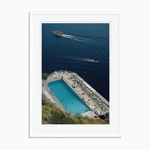 Belvedere Pool Oversize Pool Print Encadré en Blanc par Slim Aarons