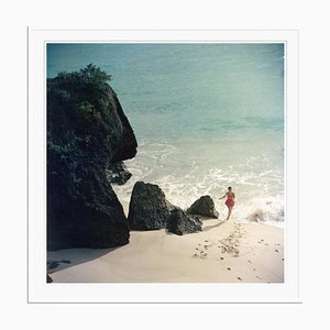 Impresión Bermuda Beach Oversize C enmarcada en blanco de Slim Aarons