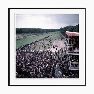 Impresión del hipódromo de Chantilly Racecourse Oversize C en negro de Slim Aarons