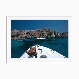 Affiche Countess on Deck Oversize Encadrée Blanche par Slim Aarons