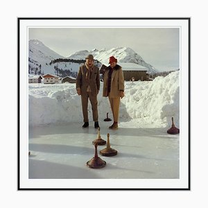 Impresión Curling Oversize C con marco negro de Slim Aarons