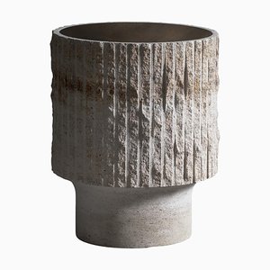 Mesa de centro de piedra caliza y latón esculpido de Frederic Saulou