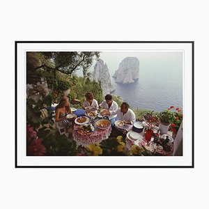 Al Fresco On Capri C Druck von Slim Aarons in Schwarz Gerahmt