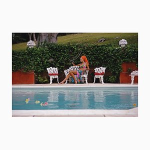 Lounging in Bermuda C Print in Weiß von Slim Aarons gerahmt