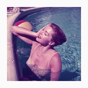 Impresión de Esther Williams C enmarcada en blanco de Slim Aarons