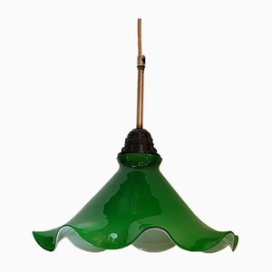 Lámpara colgante francesa Mid-Century de vidrio opalino verde