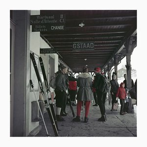 Übergroßer Gstaad Station Oversize C Print in Schwarz von Slim Aarons