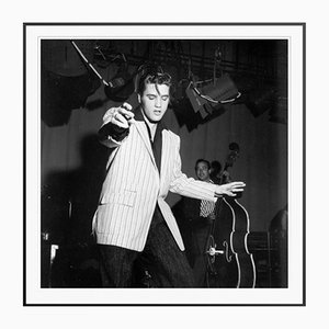 Elvis Presley Silbergelatine Kunstdruck von Gerahmte in Schwarz von Michael Ochs