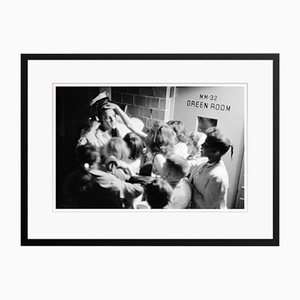 Touching the King Pigment Print in Schwarz von Phillip Harrington