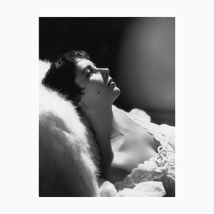 Affiche Elizabeth Taylor Inclinable au Lit en Argent Imprimé en Gélatine Encadrée en Blanc par Baron