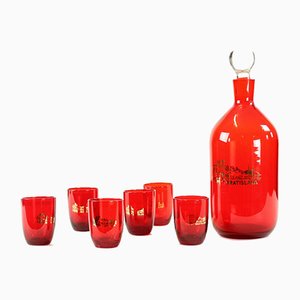 Mid-Century Alkoholflasche & Shot Set aus Rotem Glas, Tschechoslowakei, 1960er, 7 . Set