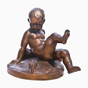 Escultura de niño con osito de peluche y grasshopper de bronce de Pietro Piraino, años 40