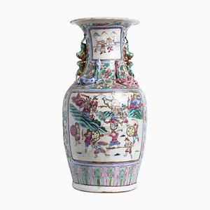 Jarrón chino antiguo de porcelana Qing con balaustrada