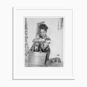 Junger Elizabeth Taylor Archival Pigment Print in Weiß von Bettmann