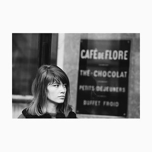 Francoise Hardy en Café Flore Archival Pigment Print enmarcado en blanco de Giancarlo Botti