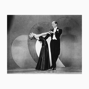 Impresión de archivo de Ginger Rogers y Fred Astaire enmarcada en negro