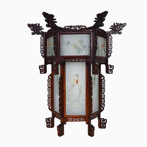 Farol asiático antiguo grande de madera tallada con dragones y paneles de vidrio pintado, década de 1900