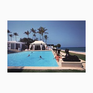 Stampa Molly Wilmot's Pool Oversize C bianca di Slim Aarons