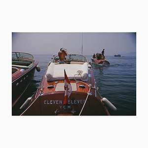 Bateaux à moteur en Coussin Antibes Oversize C Print en Blanc par Slim Aarons