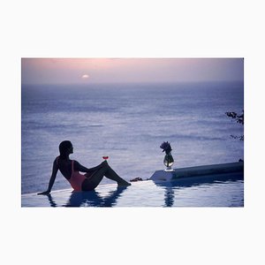 Impresión Mustique Tranquility Oversize C con marco blanco de Slim Aarons