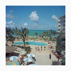 Stampa Oversize C di Nassau Beach Hotel bianco di Slim Aarons
