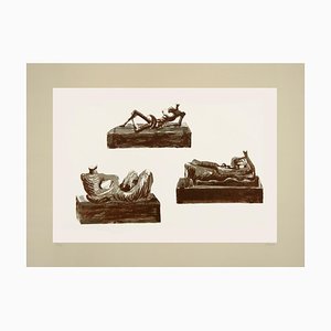 Litografia originale di Henry Moore - 1976 1976 raffigurante tre figure reclinabili su piedistalli