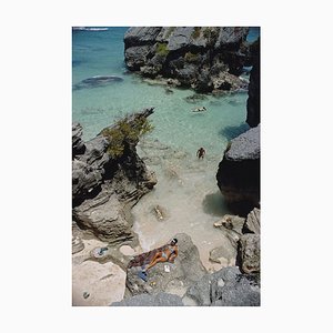 On the Beach in Bermuda Übergroßer C in Weiß gerahmter Druck von Slim Aarons