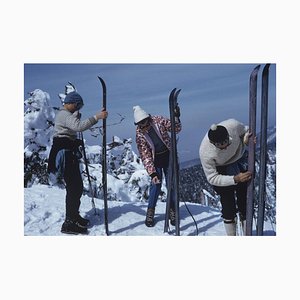 Imprimé Encadrée On the Slopes en Céramate Oversize Encre Blanche par Slim Aarons