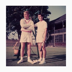Impresión Oz Tennis Stars Oversize C enmarcada en blanco de Slim Aarons