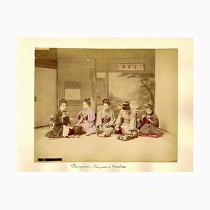 Gheishas During a Feast - Impresión antigua de albúmina pintada a mano 1870/1890 1870/1890