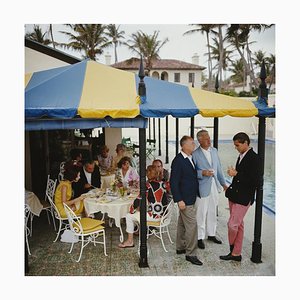 Impresión Oversize C Palm Beach Party enmarcada en blanco de Slim Aarons