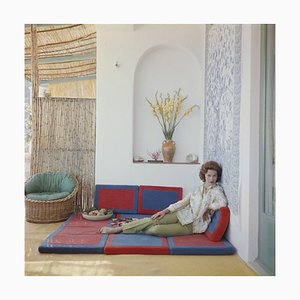 Linda Christian Oversize C Print in Weiß von Slim Aarons